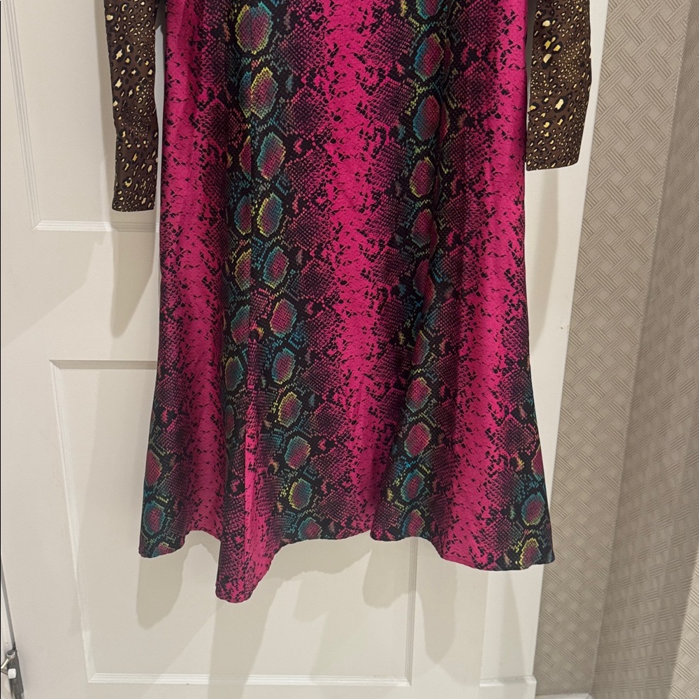 Versace Silk-Blend Midi Dress in Fuchsia and Gold Patchwork - Picture 7 of 10